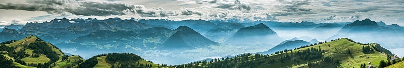 美丽的瑞士阿尔卑斯山周围的卢塞恩湖全景