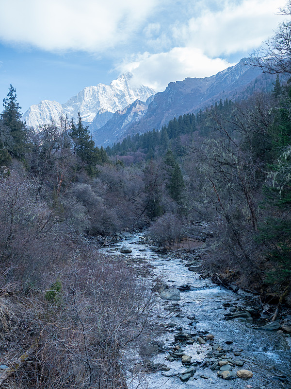 四姑娘山(四姐妹山，东方阿尔卑斯山)的景观，在阿加瓦族羌族自治州，中国四川省。