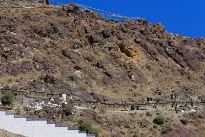 山坡上的经幡和转轮——扎什伦布寺。Shigatse-Tibet。1732