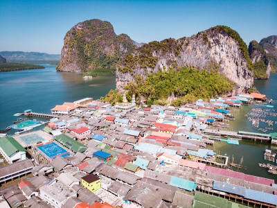 美丽的风景清真寺的大海和天空在Punyi岛的夏天，Ko Panyi或Koh Panyee，穆斯林渔村