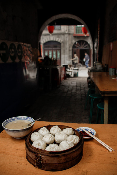 传统的中国早餐(饺子和汤)。平遥的街边小吃店