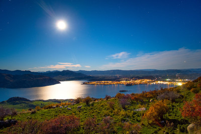 Wanaka湖的夜景。从罗伊峰轨道的观点。满月的夜晚。