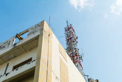 高层建筑上的天线和通信设备