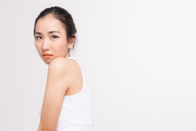 亚洲女性在拷贝空间寻找东西