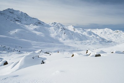 全景横跨冰雪覆盖的高山山脉