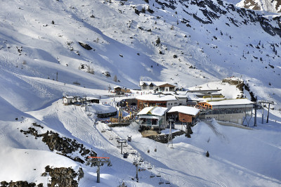 在Hintertux冰川的滑雪站