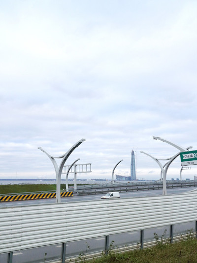 城市的高速公路在秋天的早晨