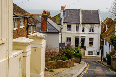 典型的英式建筑，沿着街道一排一排的住宅，
