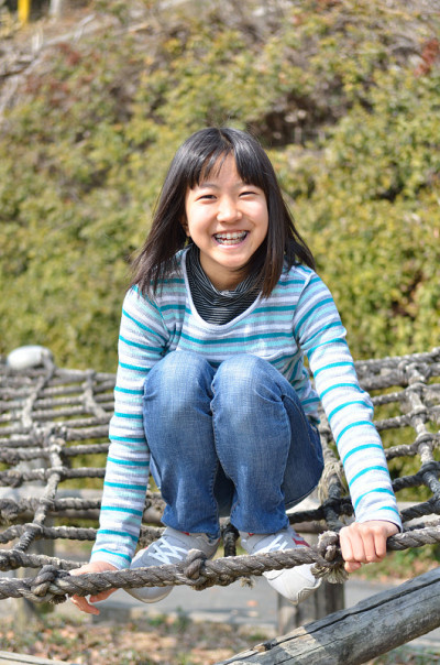 女孩在公园里玩