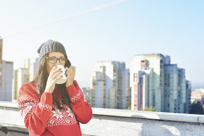 女孩拿着一杯热茶