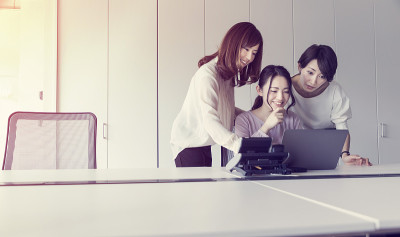 一群在办公室工作的女商人。