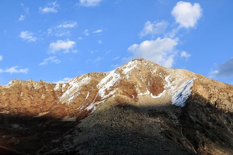 巴基斯坦北部地区开伯尔-普赫图赫瓦曼塞拉区kaghan山谷的shogran山的美丽景色