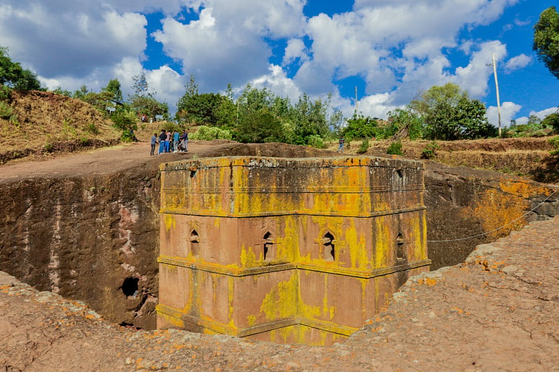 圣乔治教堂(Church of Saint George)主景，这是拉利贝拉(Lalibela)岩石