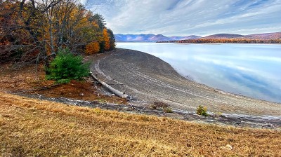 秋天的原始山湖