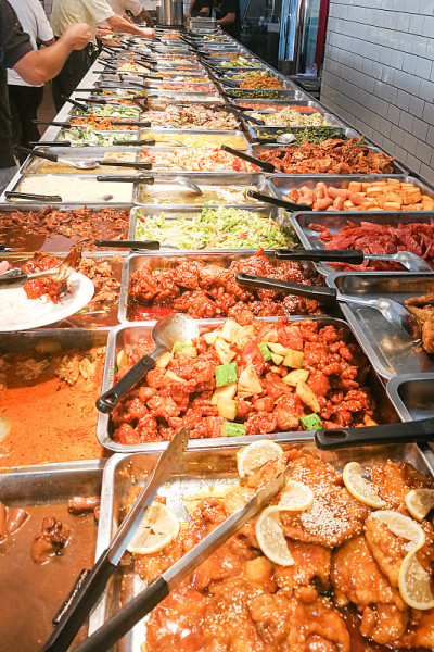 人们在马来西亚的中国经济大米摊上挑选食物