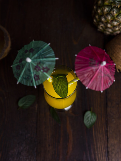 菠萝汁和新鲜的菠萝水果