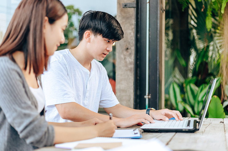 高中或大学学生小组补作业、课桌辅导、阅读、做作业、备考。