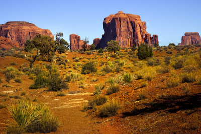 Oljato-Monument Valley Navajo部落公园的许多独特的岩层，是红色沙漠的热门