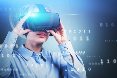 女人在VR头盔，二进制数字HUD