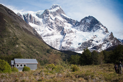 徒步旅行者前往佩因国家公园的佩因格兰德山，智利
