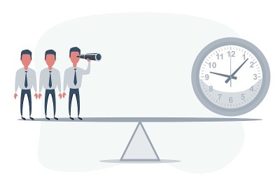 商人站在钟前。在跷跷板上看未来的商人。人用望远镜寻找成功、机会、未来的商业趋势