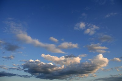 晴空万里，朵朵白云