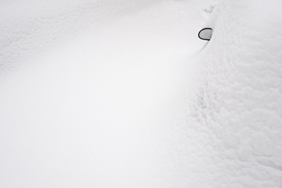 一场大雪过后，汽车后视镜被雪覆盖