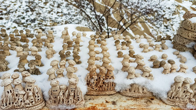 土耳其卡帕多西亚的洞穴城堡Uchisar附近覆盖着雪的仙女烟囱