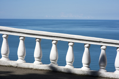 海景与白色栏杆