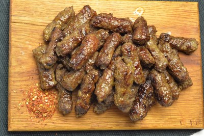 木板上的烤肉串