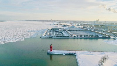 无人机拍摄的密尔瓦基市密歇根湖岸边的灯塔