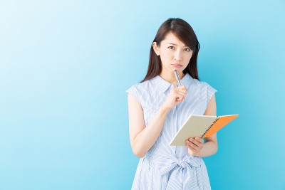 亚洲女性正在做笔记和思考
