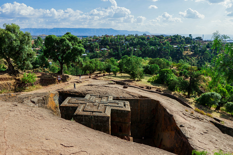 圣乔治教堂(Church of Saint George)主景，这是拉利贝拉(Lalibela)岩石