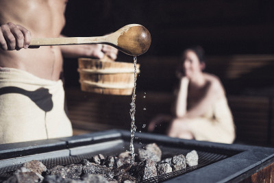 夫妇在桑拿