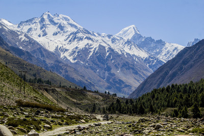 美丽的河流流经Chitkul