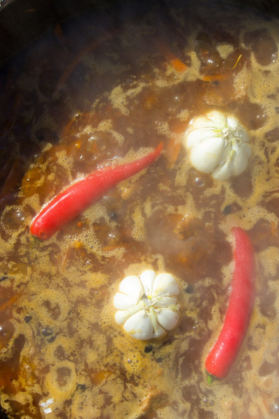 用大锅煮辣椒和大蒜。