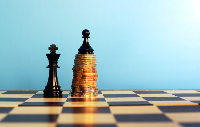 棋子放在堆叠的硬币上