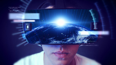 帅气的年轻人戴着VR头戴体验虚拟现实。