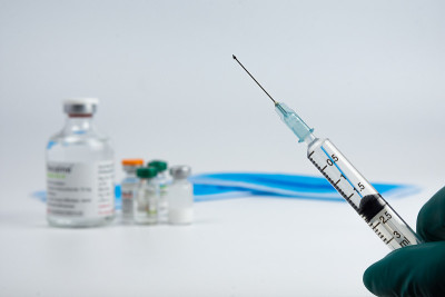 装有covid-19疫苗的瓶子和白色背景注射器用于背景使用。用于预防COVID-19的新型冠状病毒疫