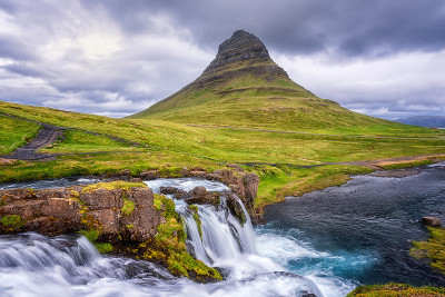 著名的Kirkjufellsfoss瀑布以Kirkjufell(教堂山)为背景，美丽的风景，冰岛