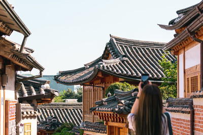 首尔,韩国。年轻女性游客参观北川韩屋村。股票的照片。