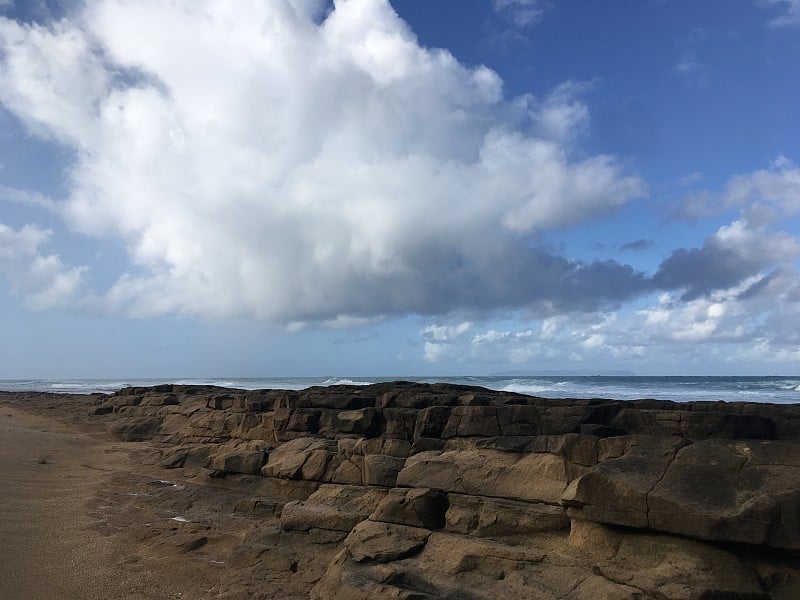 夏威夷考艾岛冬季雨天的波利黑尔海滩。