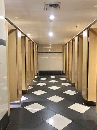 一排干净的公共厕所