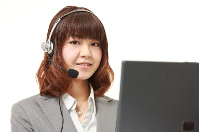 呼叫中心的女商人笑了