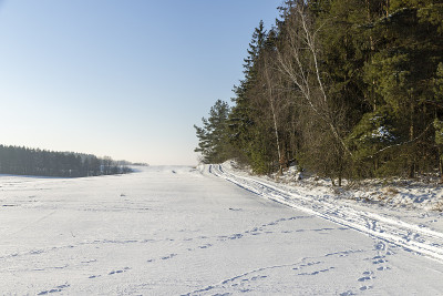 冬天下雪后危险的道路，