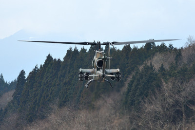 日本地面自卫队攻击直升机低空飞行。