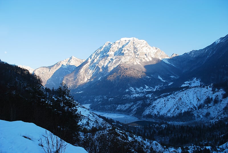 寒冷的冬天和悲伤的维昂特山谷的雪