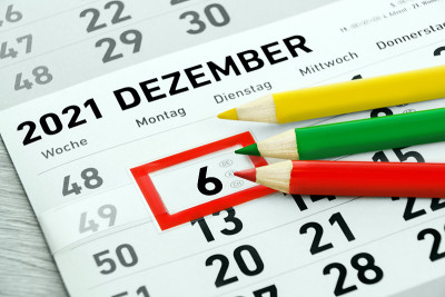 3铅笔，红色，绿色，黄色和德国日历2021年12月6日和工作日