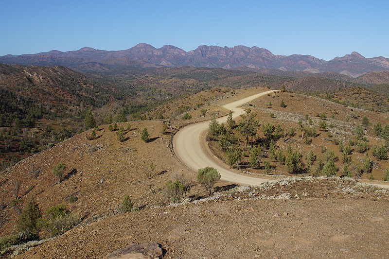 通往布尼鲁峡谷的路蜿蜒而下