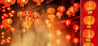 中国农历新年的灯笼，鞭炮庆祝
